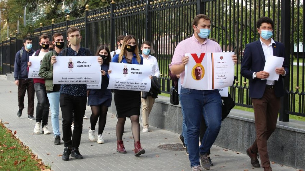 FOTO // Flashmob la Președinție: Tinerii PAS i-au transmis lui Dodon ordinul „Gloria lenii”